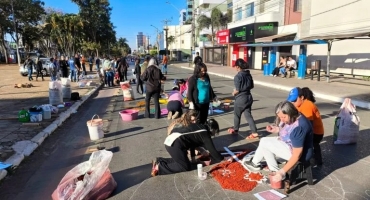 Fiéis celebram feriado de Corpus Christi em Patos de Minas e região com tapetes nas ruas e procissão Fiéis celebram feriado de Corpus Christi em Patos de Minas e região com tapetes nas ruas e procissão