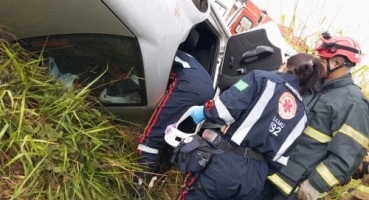 Motorista de 31 anos morre após colidir veículo na traseira de caminhão na BR-365; em Patos de Minas