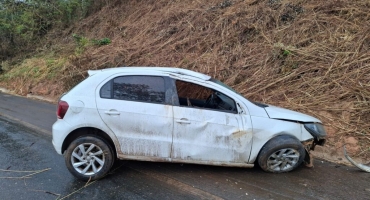 Carmo do Paranaíba – Veículo roda na pista molhada e bate em barranco na BR-354
