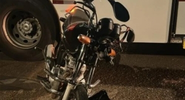 Menor de 15 anos avança parada obrigatória com motocicleta e sofre traumatismo craniano ao colidir contra ônibus em Patos de Minas 