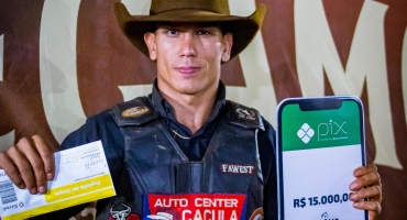 Marcos Vinícius de Lagoa Formosa é campeão do rodeio da Festa do Cavalo de Moema 