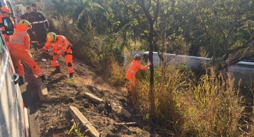 Ônibus cai em  ribanceira na BR-365 e deixa inúmeras pessoas feridas;  entre Luzilândia do Oeste e São Gonçalo do Abaeté