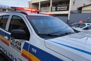 Homem agride companheira com faca, ameaça sufocar o próprio filho e acaba preso em Patos de Minas 