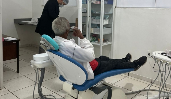 Prefeitura de Lagoa Formosa realiza a entrega de 20 óculos e 50 próteses dentárias 