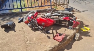 Acidente envolvendo automóvel e moto deixa uma pessoa feriada na cidade de Patos de Minas Acidente envolvendo automóvel e moto deixa uma pessoa feriada na cidade de Patos de Minas