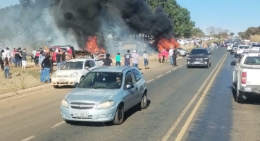 Vegetação pega fogo e incendeia vários veículos em evento religioso na região de São Bento; em Carmo do Paranaíba Vegetação pega fogo e incendeia vários veículos em evento religioso na região de São Bento; em Carmo do Paranaíba