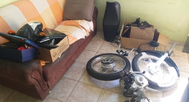 Polícia Militar recupera motocicleta furtada e prende dois suspeitos em Patos de Minas Polícia Militar recupera motocicleta furtada e prende dois suspeitos em Patos de Minas