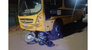 Lagoa Formosa - Acidente envolvendo ônibus escolar e motocicleta deixa dois jovens gravemente feridos Lagoa Formosa - Acidente envolvendo ônibus escolar e motocicleta deixa dois jovens gravemente feridos