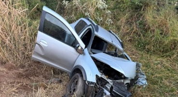 Mulher morre em acidente entre carro e caminhões na BR-262 Mulher morre em acidente entre carro e caminhões na BR-262