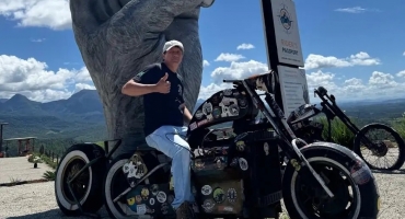 Amigos de Presidente Olegário fazem homenagem a motociclista morto em acidente na BR 365