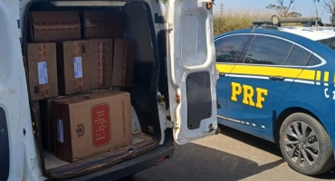 Patos de Minas - Motorista que seguia para Carmo do Paranaíba é preso pela PRF com 25 mil maços de cigarros contrabandeados Patos de Minas - Motorista que seguia para Carmo do Paranaíba é preso pela PRF com 25 mil maços de cigarros contrabandeados