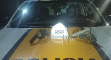 Patos de Minas - Jovem é preso com duas armas de fogo dentro de veículo de transporte por aplicativo na MGC-354