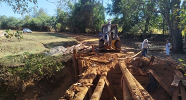 Prefeitura de Lagoa Formosa demole ponte na região de Sumaré para construção de uma nova; veja alteração no tráfego de veículos Prefeitura de Lagoa Formosa demole ponte na região de Sumaré para construção de uma nova; veja alteração no tráfego de veículos
