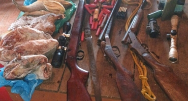 Homem é preso pela Polícia Militar por caça ilegal e posse de armas na Zona Rural de Tiros