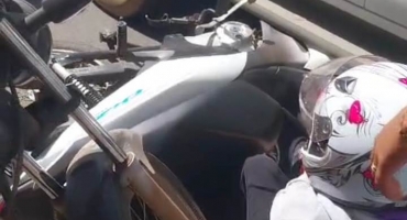 Mais um: Jovem fica ferida em colisão entre moto e carro na Avenida Getúlio Vargas em Patos de Minas 