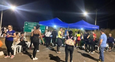 Milhares de fiéis participam da caminhada de Nossa Senhora da Abadia na cidade de Patos de Minas 