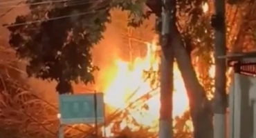 Patos de Minas - Incêndio em bambuzal mobiliza Corpo de Bombeiros no Parque da Biquinha