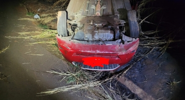 Lagoa Formosa - Motorista inabilitado capota veículo na BR-354 e acaba preso
