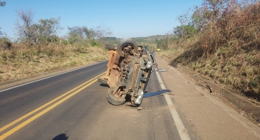 Monte Carmelo - Motorista é preso após acidente na MG-190; passageira ficou gravemente ferida Monte Carmelo - Motorista é preso após acidente na MG-190; passageira ficou gravemente ferida