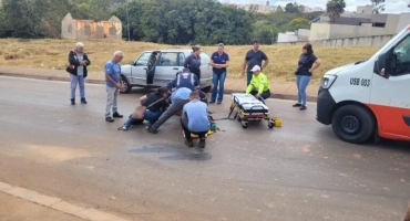Motociclista de 19 anos sofre fratura e escoriações após acidente na Rua Vereador João Pacheco em Patos de Minas 
