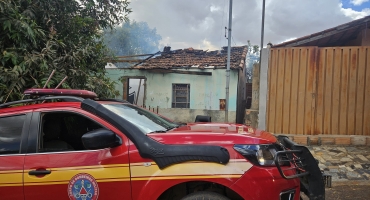 Patos de Minas  - Incêndio destrói parte de residência e Corpo de Bombeiros orienta demolição do imóvel