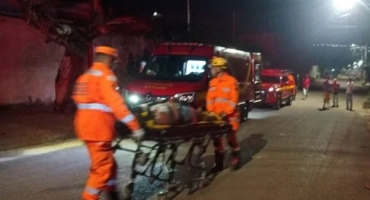 Patos de Minas - Colisão contra poste mobiliza bombeiros e SAMU no bairro Jardim Esperança