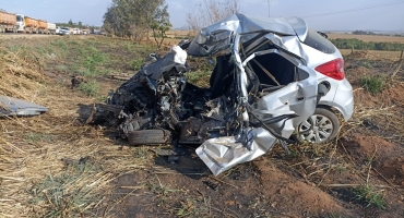 Motorista morre em colisão entre carro e bitrem na BR-365, em Patrocínio