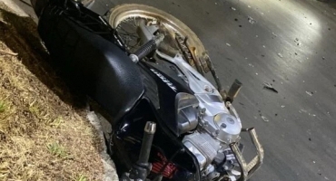 Motociclista fica gravemente ferido em acidente com automóvel em cruzamento na cidade de Patos de Minas 