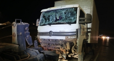 Motorista se distrai com celular e provoca acidente entre caminhões na BR-354 em Lagoa Formosa