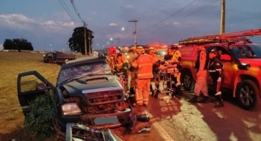 Patos de Minas - Colisão entre caminhão e caminhonete na Avenida Afonso Queiroz deixa motorista ferido Patos de Minas - Colisão entre caminhão e caminhonete na Avenida Afonso Queiroz deixa motorista ferido