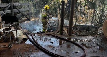 Bombeiros combatem incêndios em Patos de Minas e região; chamas ameaçaram veículos e atingiram residência Bombeiros combatem incêndios em Patos de Minas e região; chamas ameaçaram veículos e atingiram residência