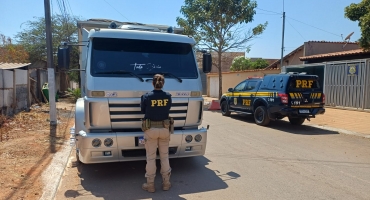 PRF recupera na BR-040 caminhão furtado em Divinópolis PRF recupera na BR-040 caminhão furtado em Divinópolis
