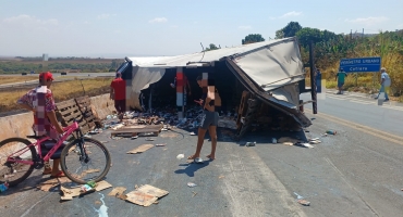 Caminhão carregado com produtos da CEMIL tomba na BR-146 em Serra do Salitre e carga é saqueada Caminhão carregado com produtos da CEMIL tomba na BR-146 em Serra do Salitre e carga é saqueada