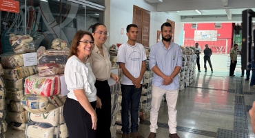 Alunos do UNIPAM entregam cerca de cinco toneladas de alimentos a entidades sociais da região Alunos do UNIPAM entregam cerca de cinco toneladas de alimentos a entidades sociais da região