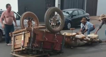 Lagoa Formosa - Indivíduo furta carroça com equino e capota veículo ao tentar fugir em alta velocidade; veja vídeo Lagoa Formosa - Indivíduo furta carroça com equino e capota veículo ao tentar fugir em alta velocidade; veja vídeo