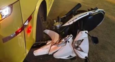 Motociclista inabilitado colide com ônibus e fica ferido na cidade de Patos de Minas 