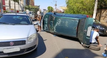 Patos de Minas - Motorista embriagado e inabilitado provoca acidente e tomba carro na Rua Major Gote