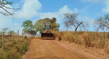 Prefeitura de Lagoa Formosa realiza trabalhos de manutenção e recuperação na estrada que dá acesso às comunidades de Ilha e Mutuca 