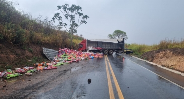 BR-365 - Chuva causa três acidentes em sequência no município de Patos de Minas