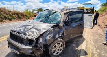 Motorista perde controle direcional e capota veículo na MGC-354; em Patos de Minas 