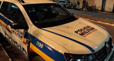 Motoqueiro foge de abordagem policial e durante a fuga atinge veículos e sofre acidente; em Patos de Minas 