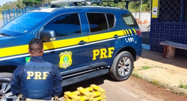 PRF apreende 30 quilos de maconha e prende motorista de 44 anos na BR-365, em Patos de Minas PRF apreende 30 quilos de maconha e prende motorista de 44 anos na BR-365, em Patos de Minas