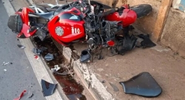 Patos de Minas - Motociclista fica ferido em colisão com ônibus no cruzamento da Rua São Geraldo