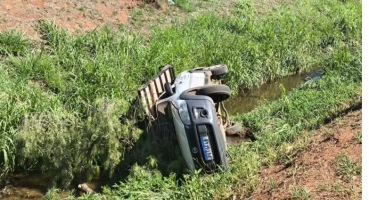 Motorista esquece de puxar freio de mão e automóvel caiu no Córrego do Monjolo na Av. Fátima Porto