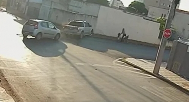 Caminhonete avança parada obrigatória e causa acidente em cruzamento na cidade de Patos de Minas 