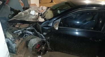 Patos de Minas - Veículo tem pane no acelerador e colide contra residência no bairro Brasil