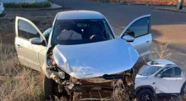 Motorista avança parada obrigatória e causa acidente com vítima na Rua Canadá, em Patos de Minas