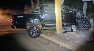 Motorista de veículo emplacado em Lagoa Formosa invade contramão e provoca acidente na BR-354