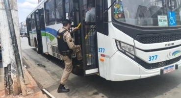 Motorista de ônibus de transporte coletivo é agredido com pauladas por grupo de estudantes na cidade de Patos de Minas