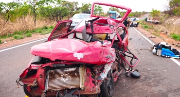 Abadia dos Dourados - Motorista fica em estado gravíssimo após acidente na MG-190